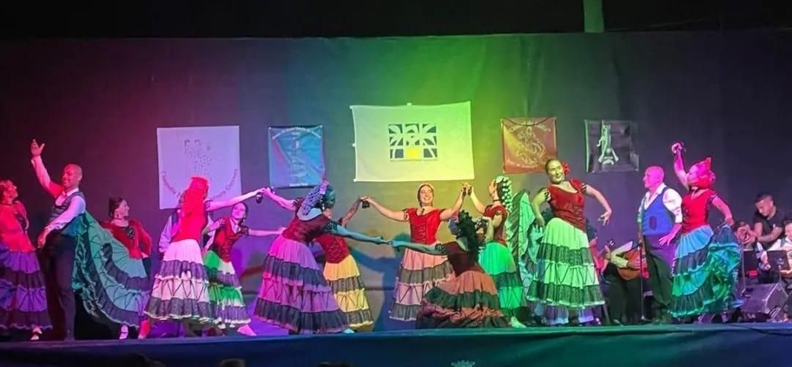 La Asociación de Danzas Folklóricas Ciudad de Cádiz en una de sus actuaciones.