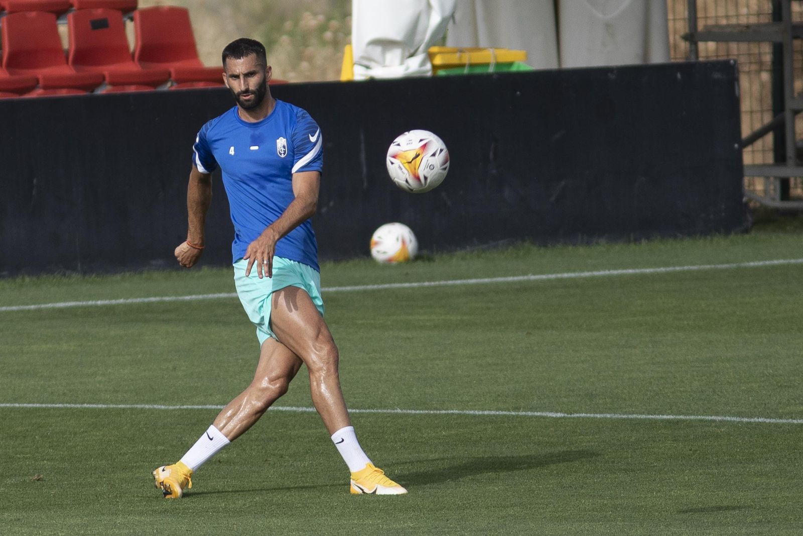 Gonalons prueba un pase en largo en un entrenamiento.