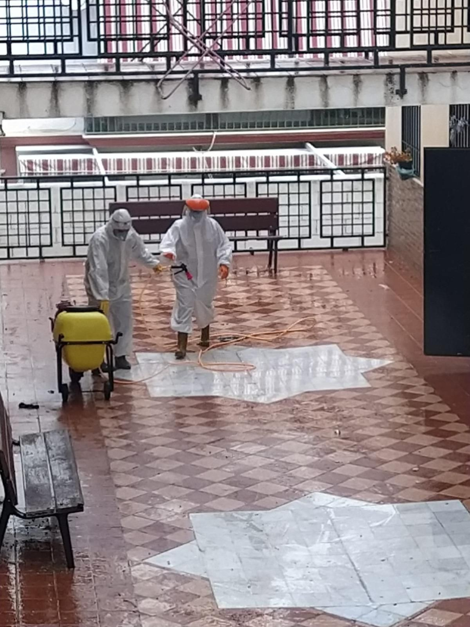 Trabajadores durante la desinfección.