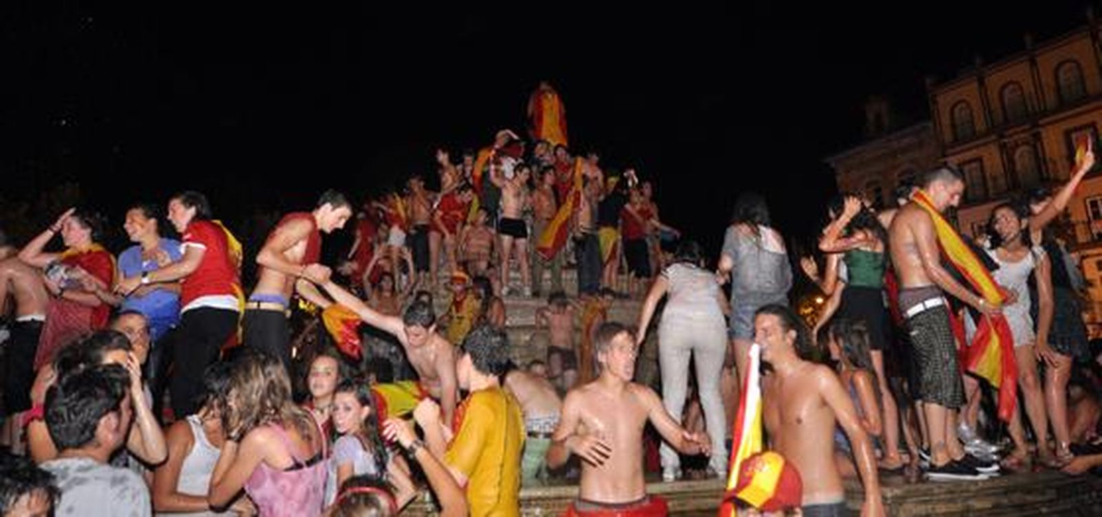 Aficionados alrededor de la fuente. 

Foto: Manuel Gómez