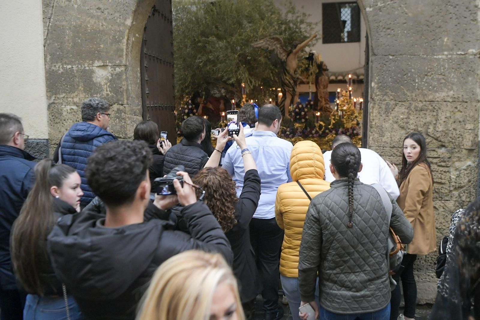Fotos: El Huerto de los Olivos secunda la decisión de no salir ante las condiciones meteorológicas