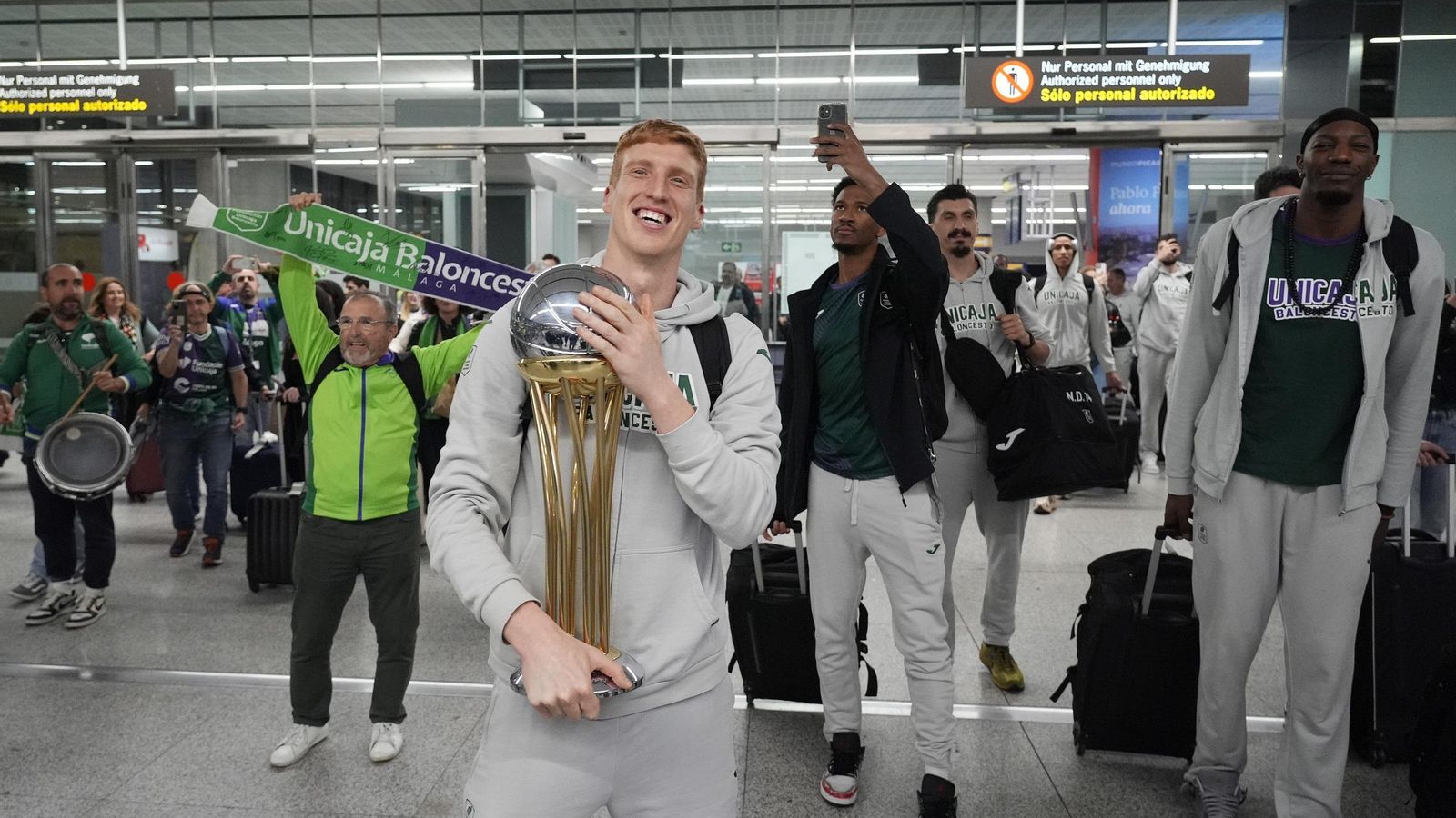 Alegría y éxtasis en la llegada del Unicaja al aeropuerto