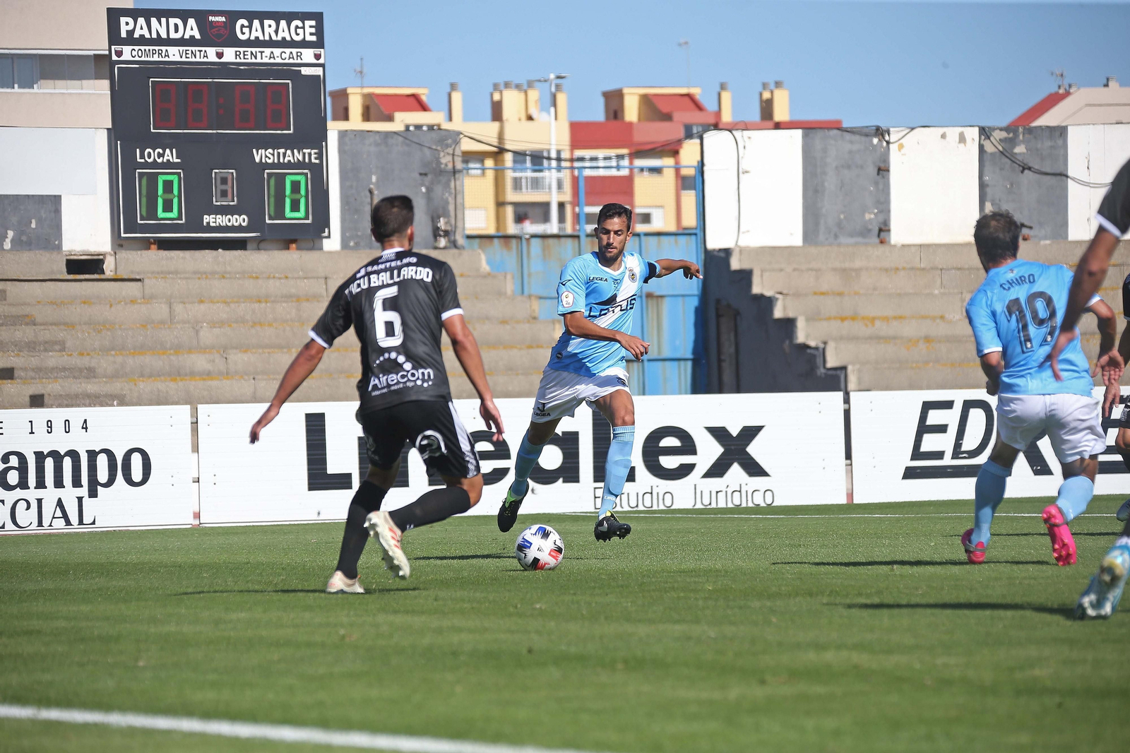 Carrasco, que vuelve tras sanción, se dispone a golpear el cuero en el Balona-Sanluqueño