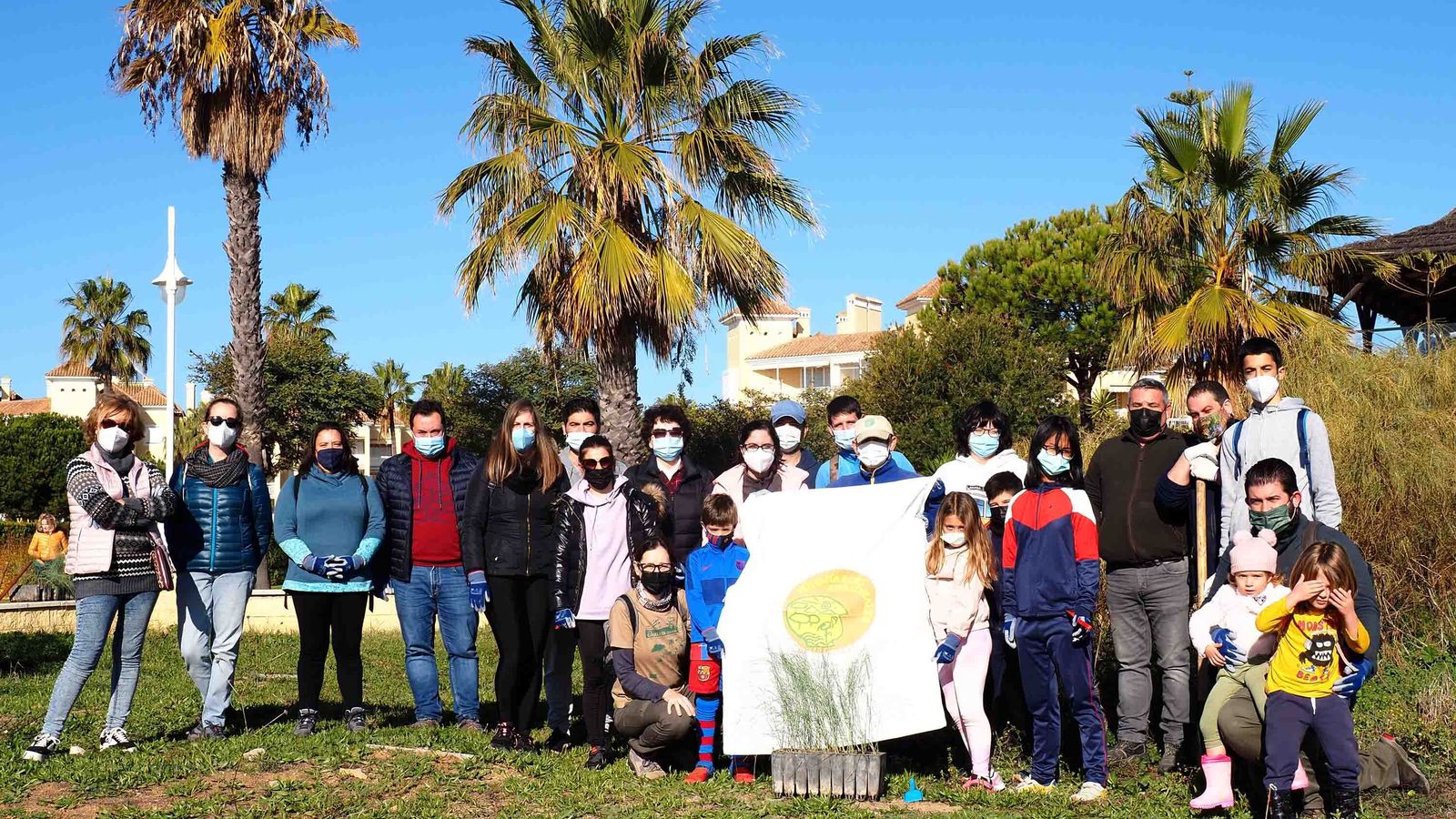 Foto de familia de todos los voluntarios participantes, momentos antes de iniciar las labores de plantación