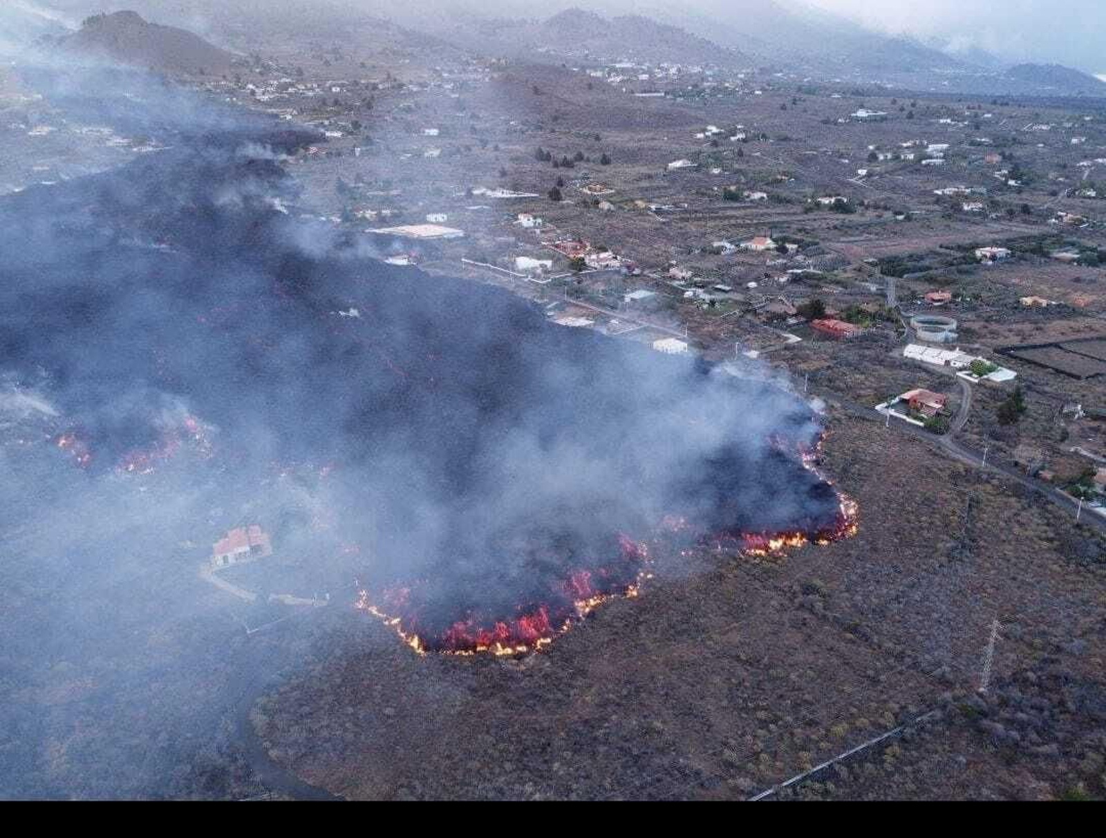 Las coladas del volcán de La Palma arrasan a su paso casas, cultivos e infraestructuras