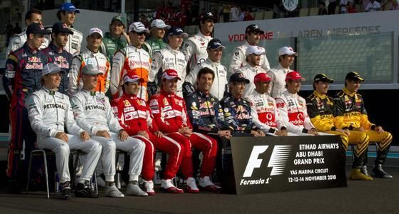 Los pilotos posan en la tradicional foto de familia de final de temporada.

Foto: Reuters