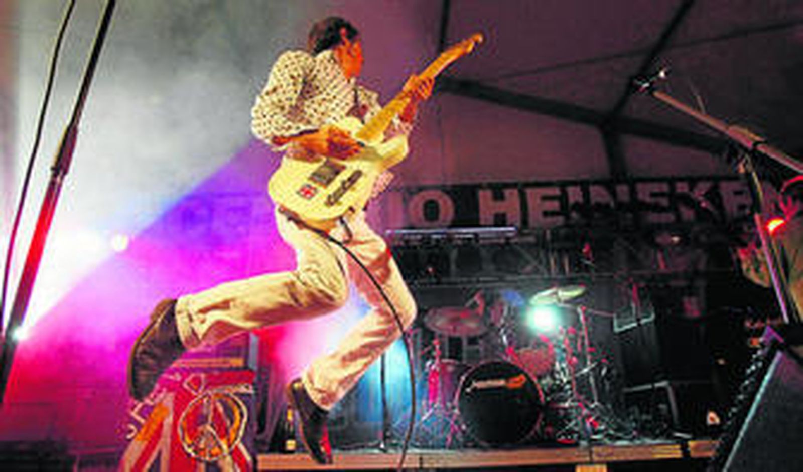 El guitarrista Steve Diggle, durante la actuación de los Buzzcocks en el Monkey Week de 2010.