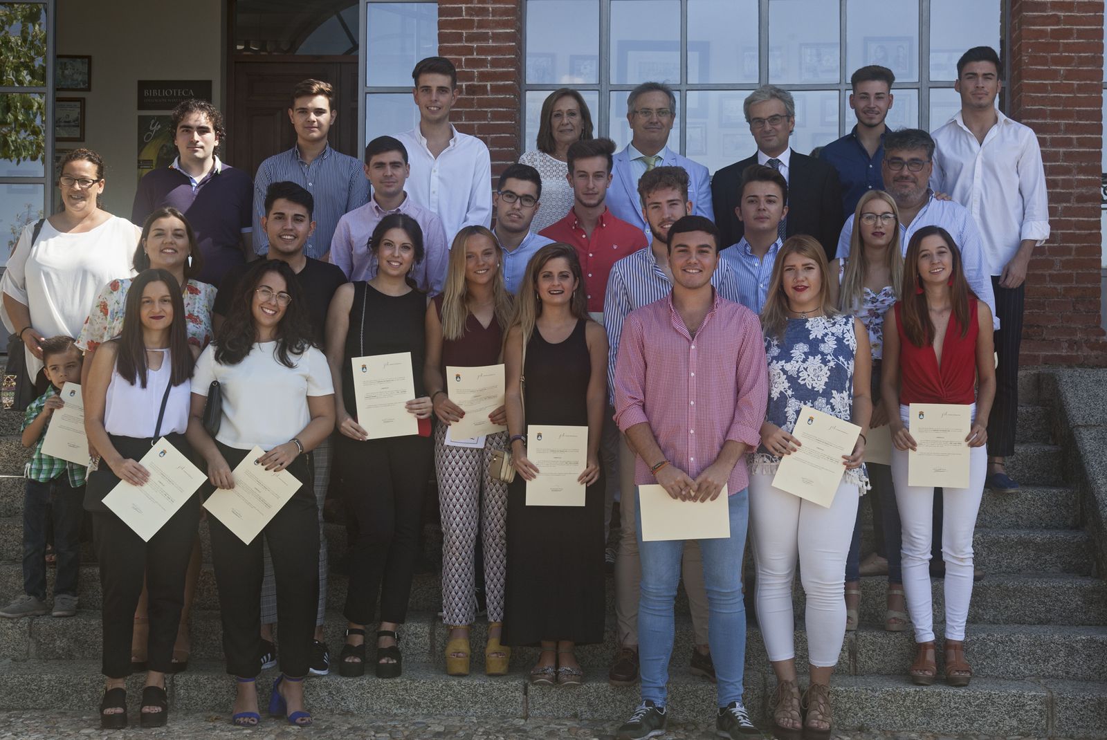 Consuelo García Píriz, Manuel Alejos y José Manuel Lara García con los becados.