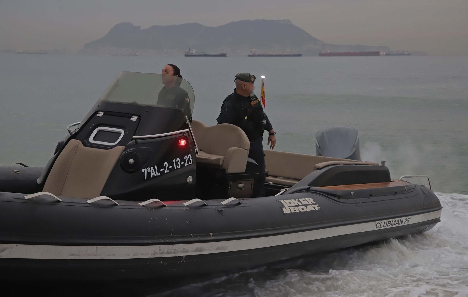 Fotos de la embarcación varada en la playa de Getares en Algeciras