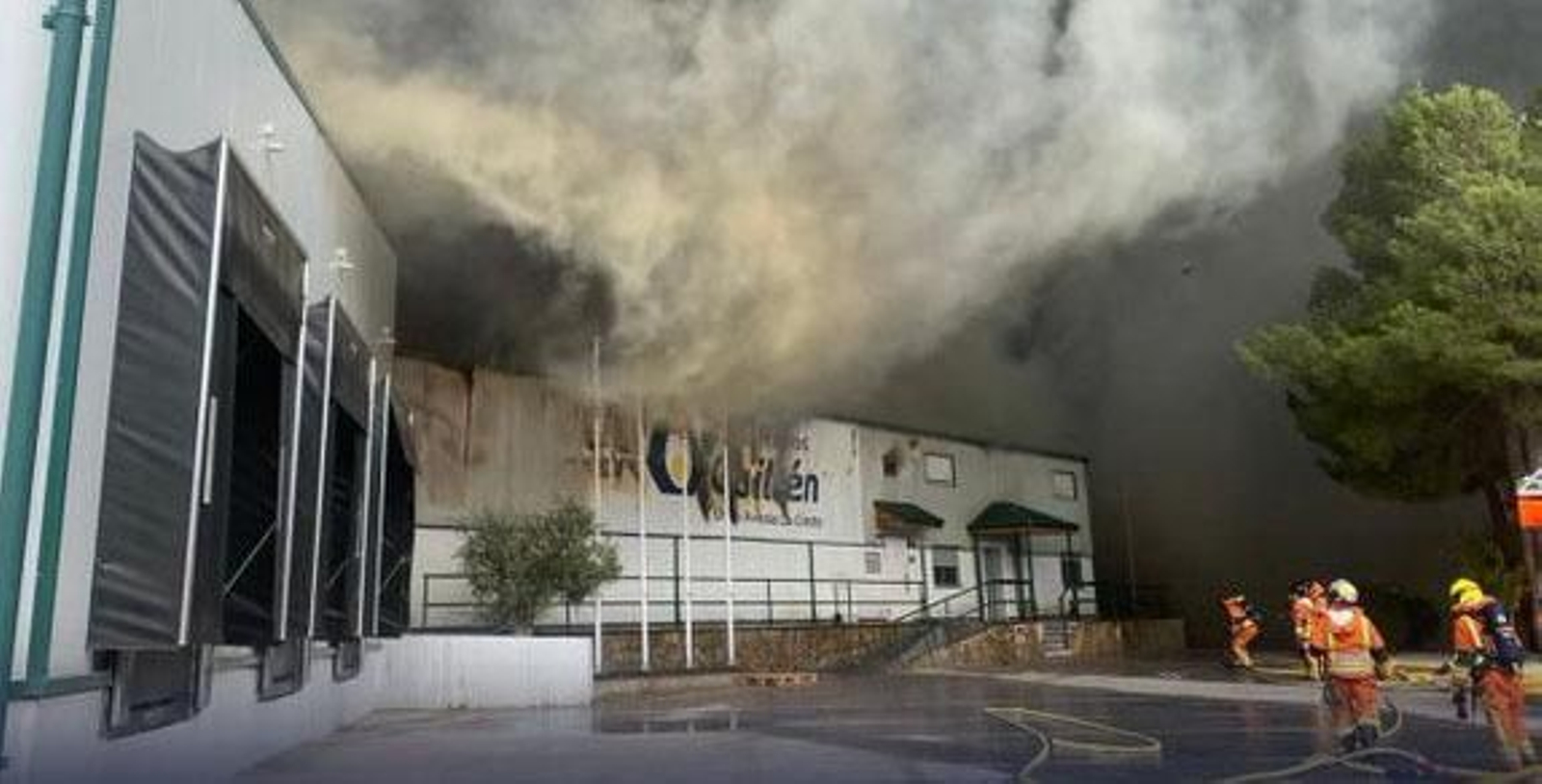 Dos bomberos heridos en el incendio de una granja avícola en Valencia