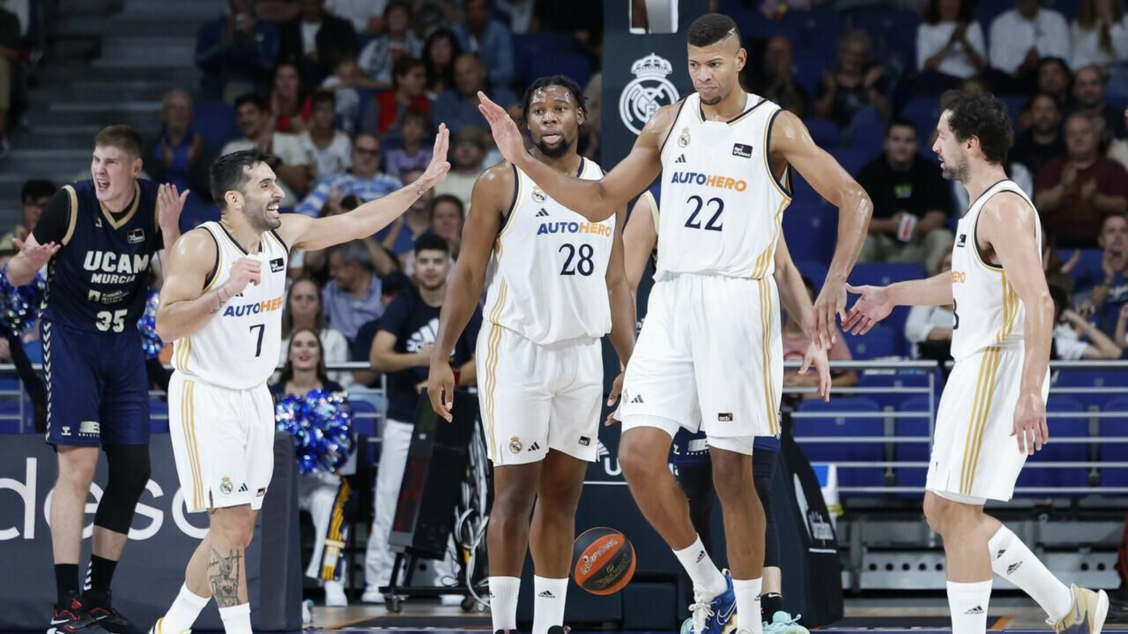 Campazzo y Tavares, en un partido con el Real Madrid Campazzo y Tavares, en un partido con el Real Madrid