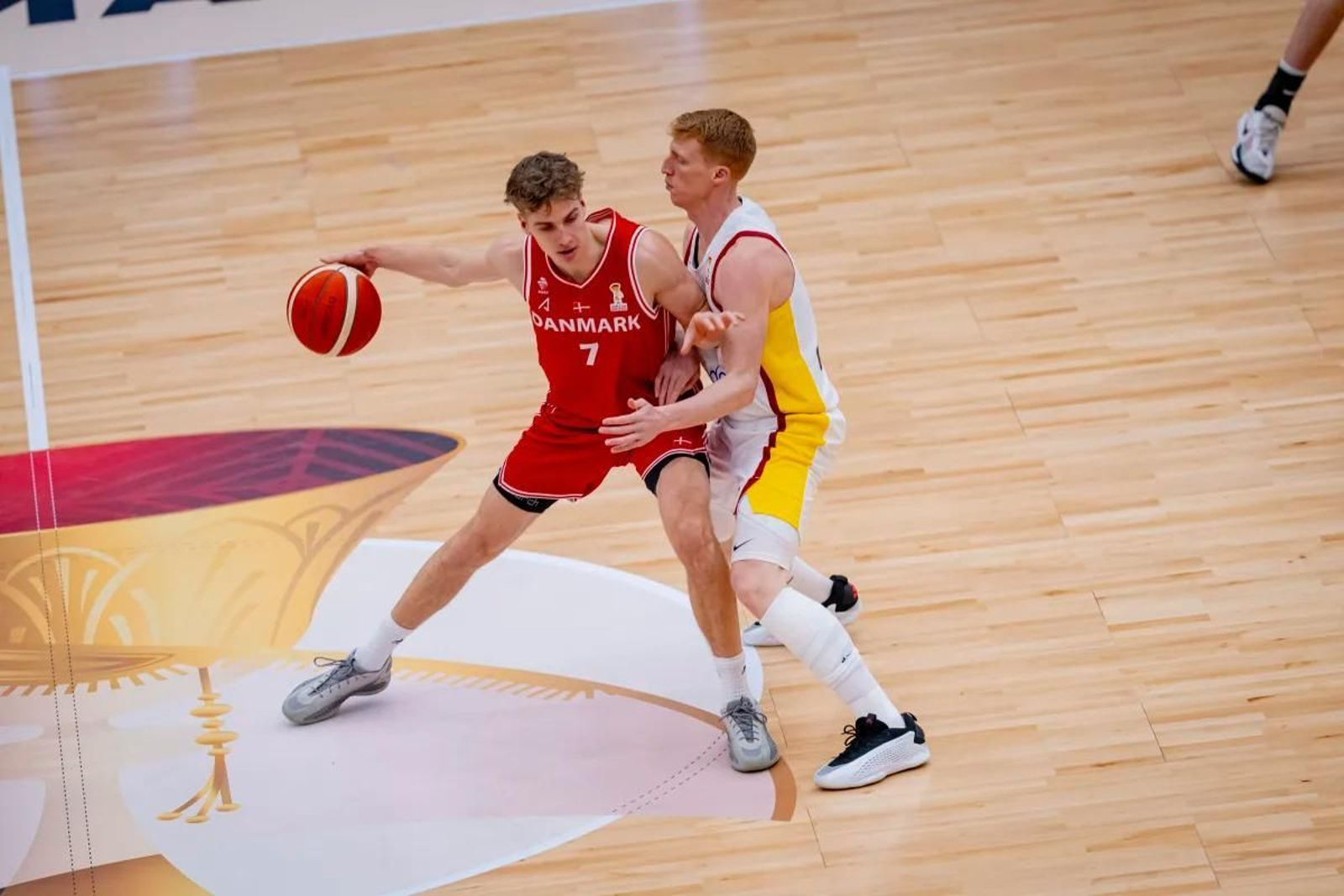 Cómodo inicio de la España de Chus Mateo con un buen Alberto Díaz