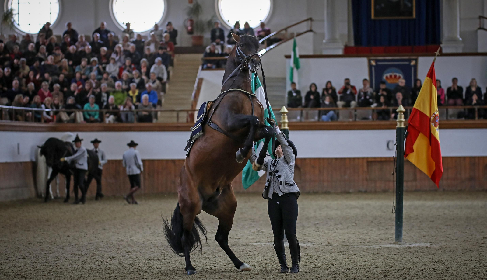 Belén Bautista jinete de la Real Escuela es galardonada con el Caballo de Oro 2022 en Jerez