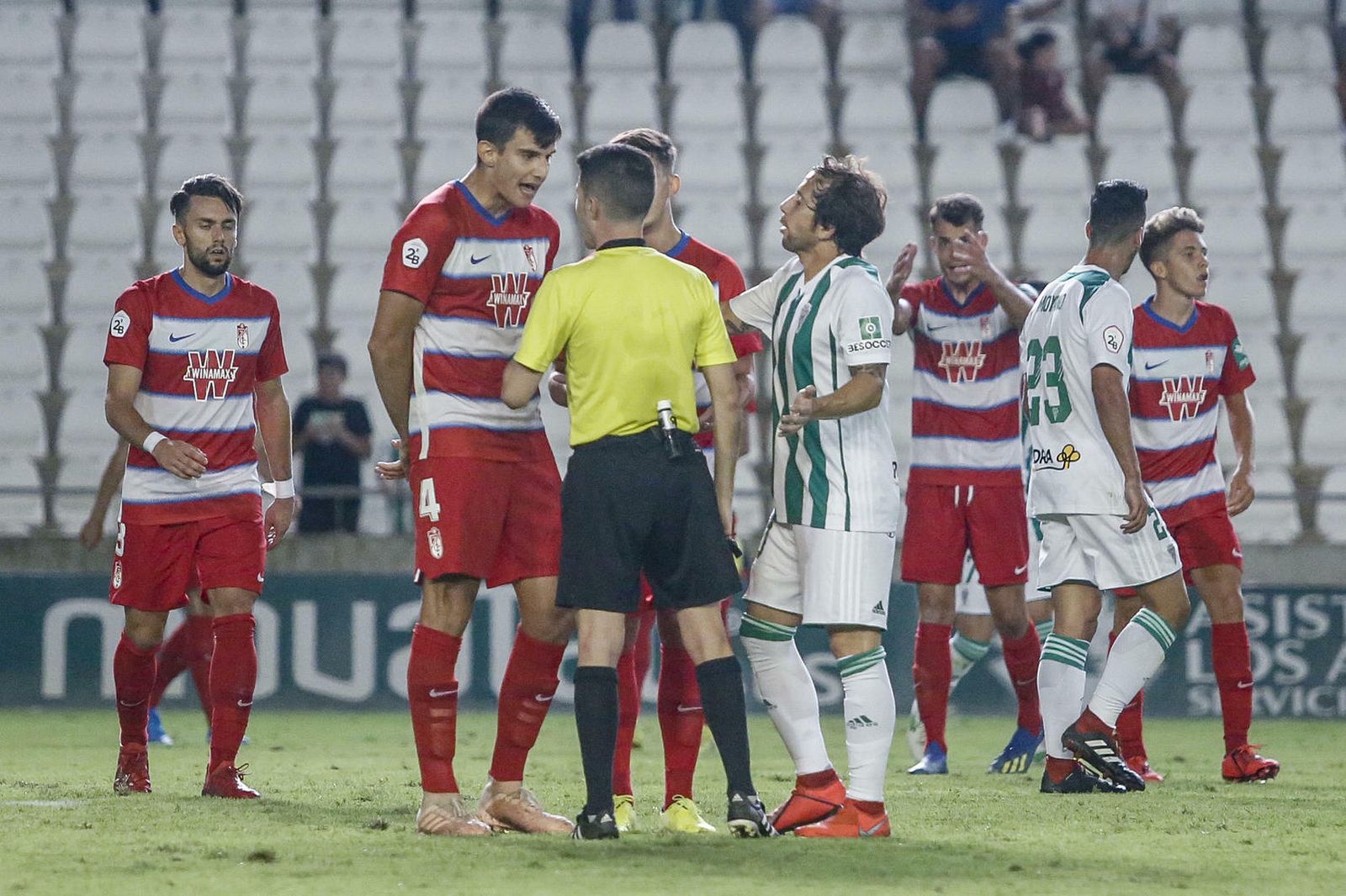 Fran Serrano, capitán rojiblanco, le protesta al colegiado madrileño Bueno Prieto.
