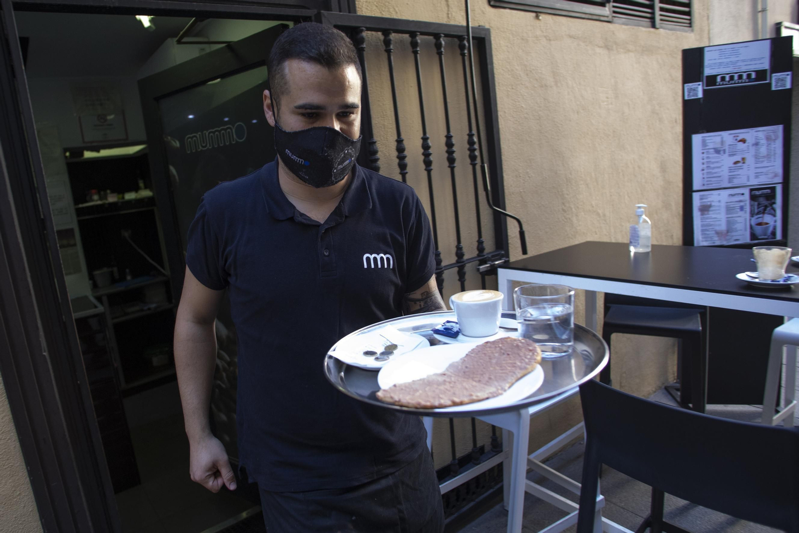 Así ha sido la vuelta de los bares y comercios de Granada tras tres semanas de cierre, en imágenes