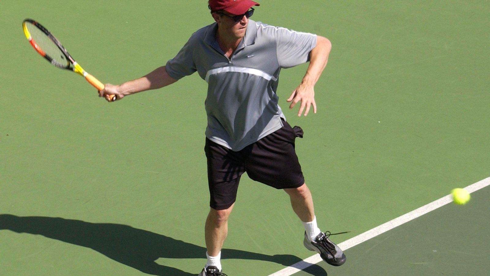 Matthew Perry, años atrás, en un lance de tenis