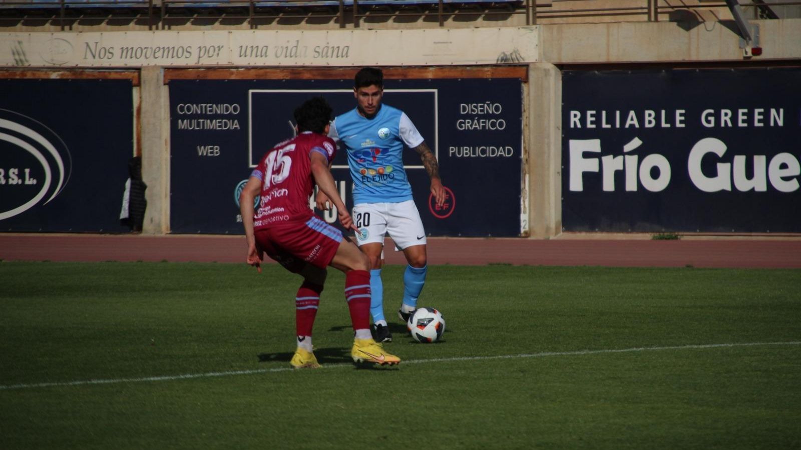 Alberto Fuentes encara a un rival durante una acción del primer tiempo. Alberto Fuentes encara a un rival durante una acción del primer tiempo.