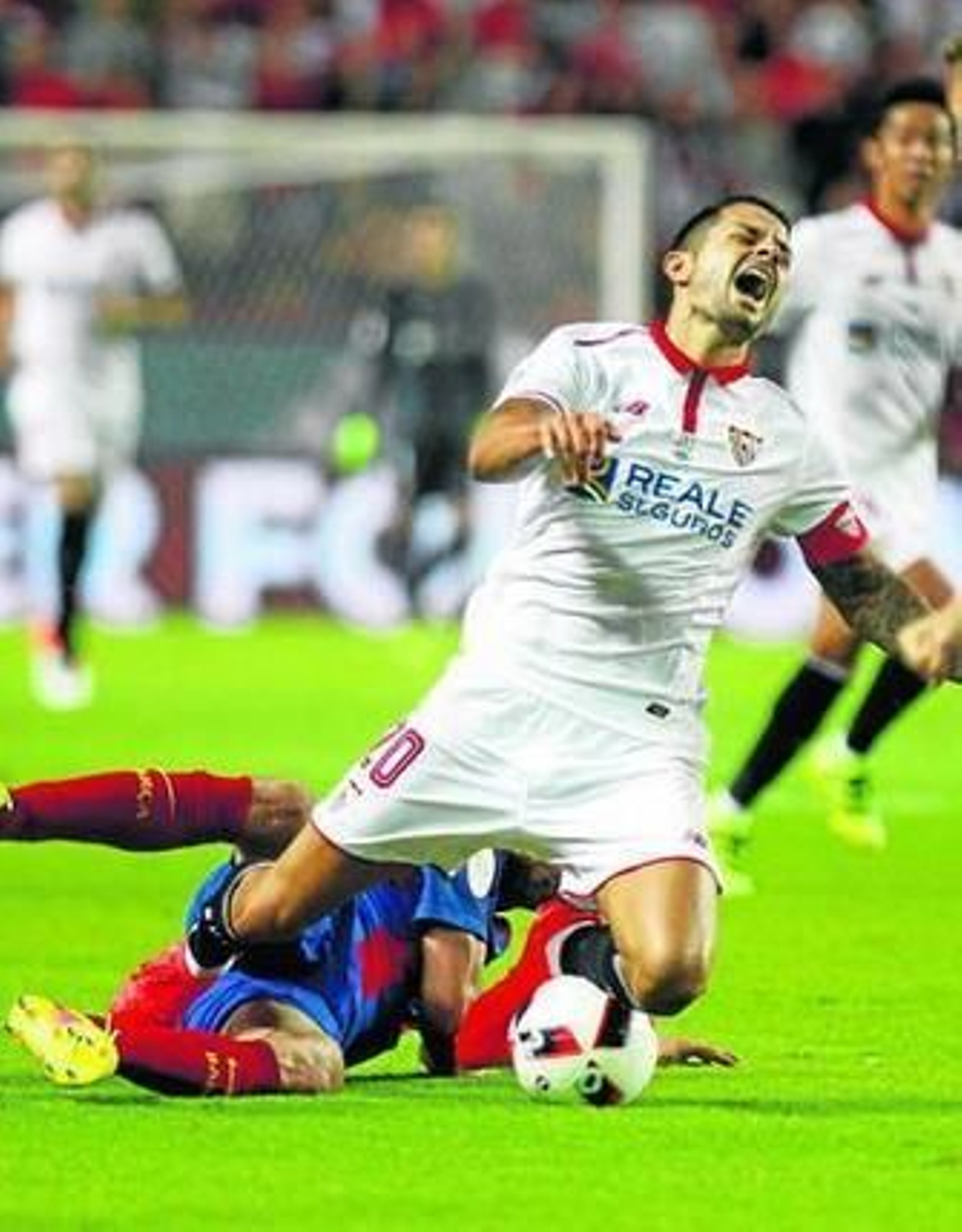 Vitolo, el mejor sevillista, se duele tras ser derribado.