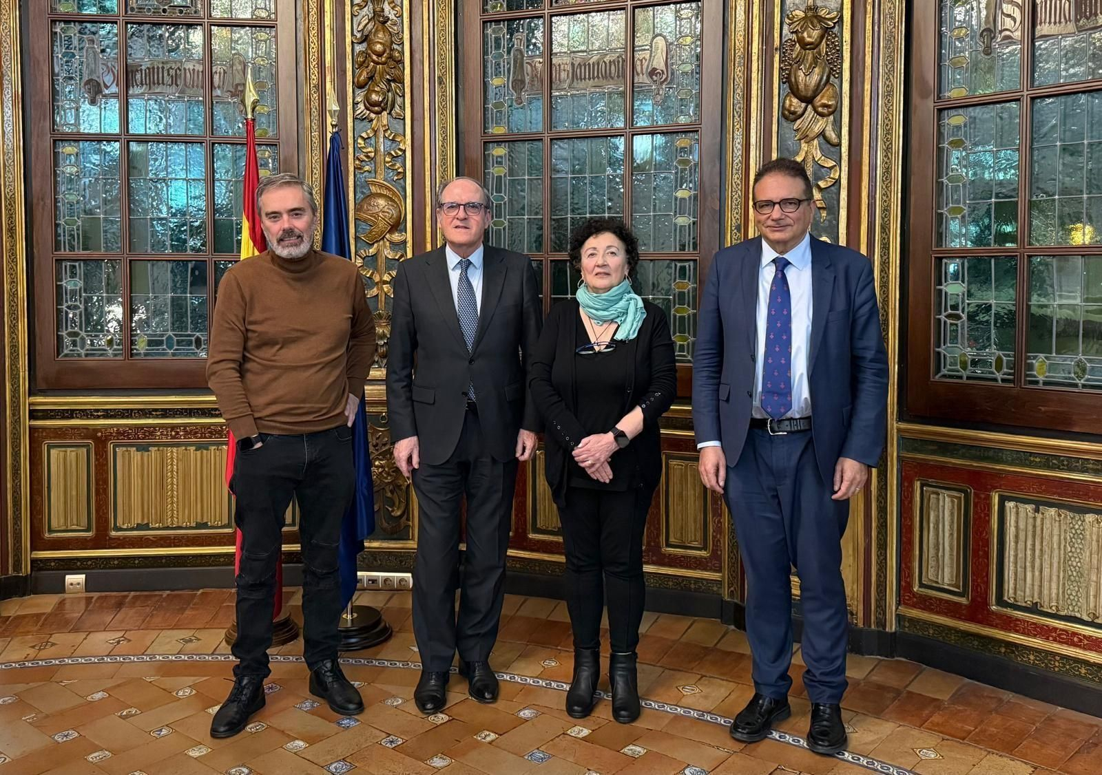 María Bueno, junto a Ángel Gabilondo (Defensor del Pueblo), el secretario de la Plataforma y de la Asociación, José Manuel González (izquierda) y José Antonio Lorente (derecha), experto en Medicina Legal.