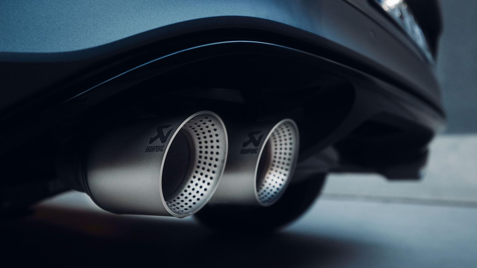 Entre el equipamiento extra aportado de serie por el Carbon Mate figura el escape de titanio, así como el techo solar o los amortiguadores regulables.