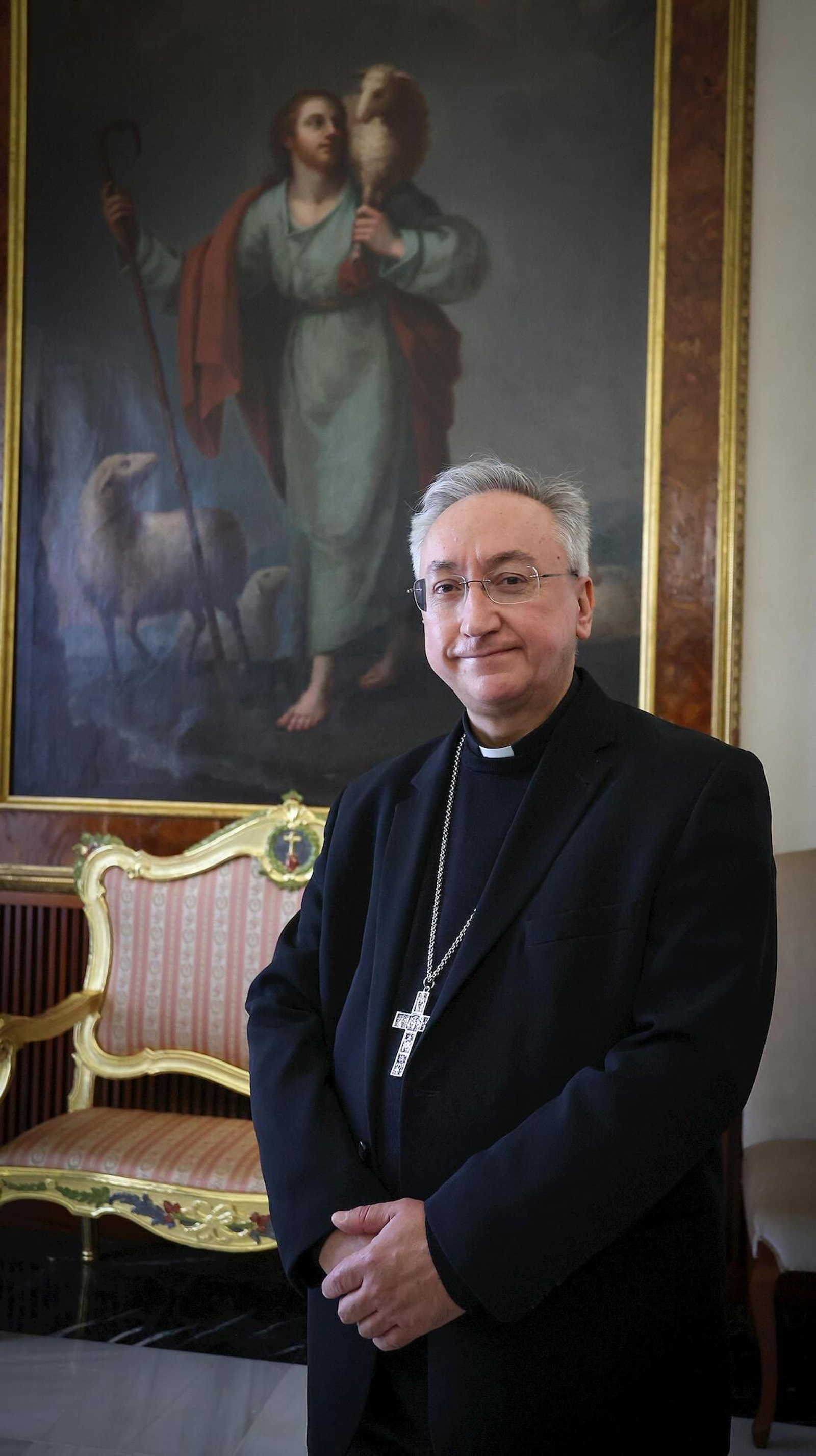 Monseñor José Rico Pavés en la sala de reuniones del Obispado.