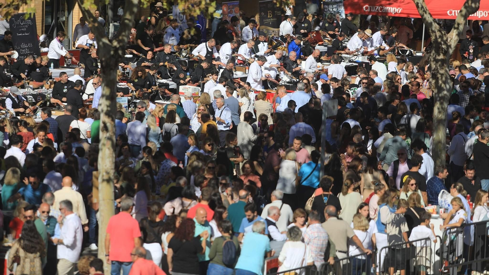 Multitud de isleños en la Feria Solidaria de Cortadores organizada por los Reyes Magos, el año pasado.