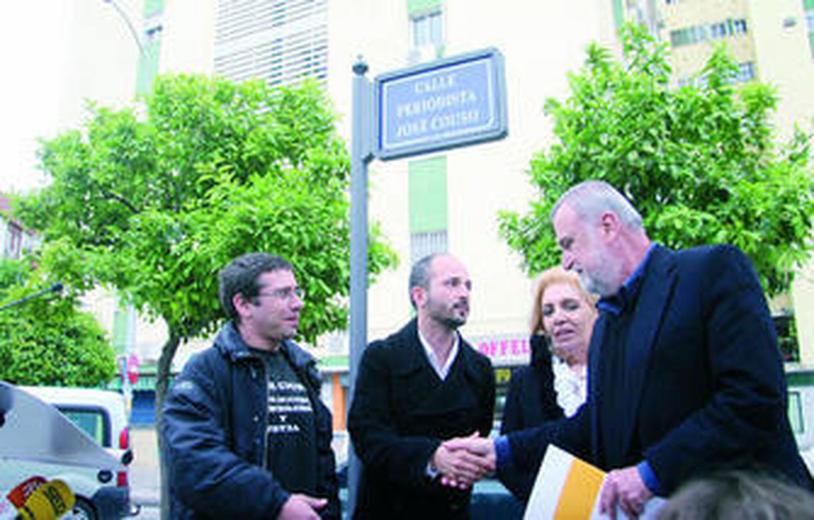 Familiares de José Couso, ayer, junto al primer teniente de alcalde, Antonio Rodrigo Torrijos.