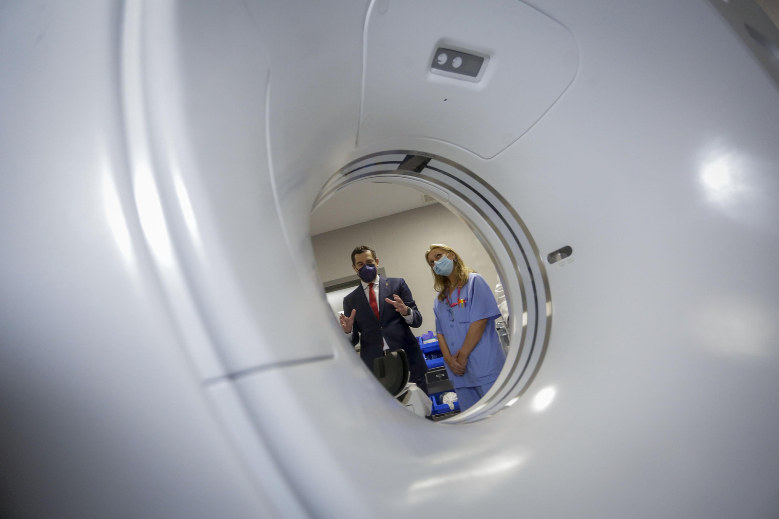 Juanma Moreno durante su visita al Hospital Militar.