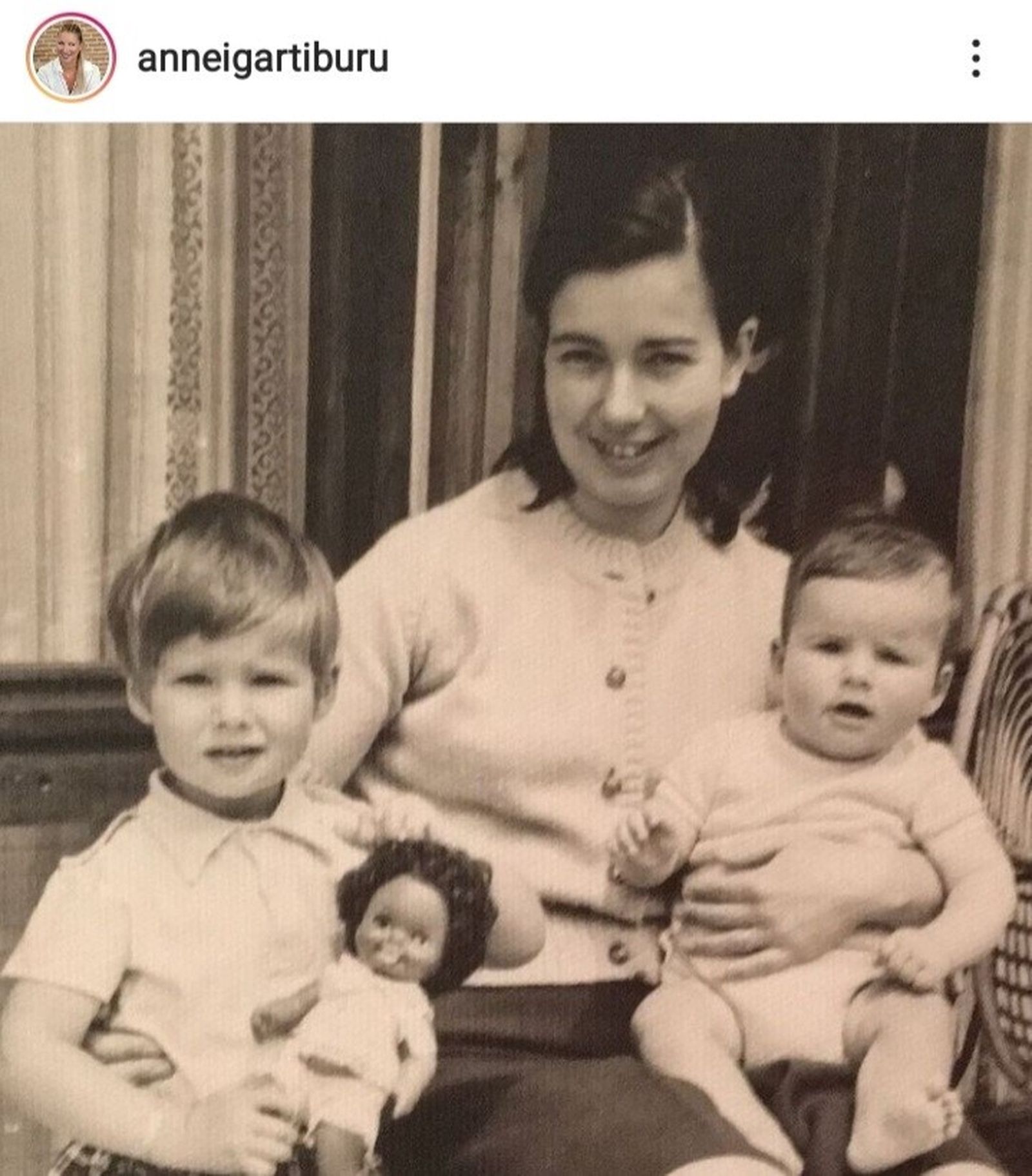 La niña de la muñeca es otra presentadora y tal vez fue su nombre el que pensaste en la anterior niña rubia. Esta sí es la que decías...