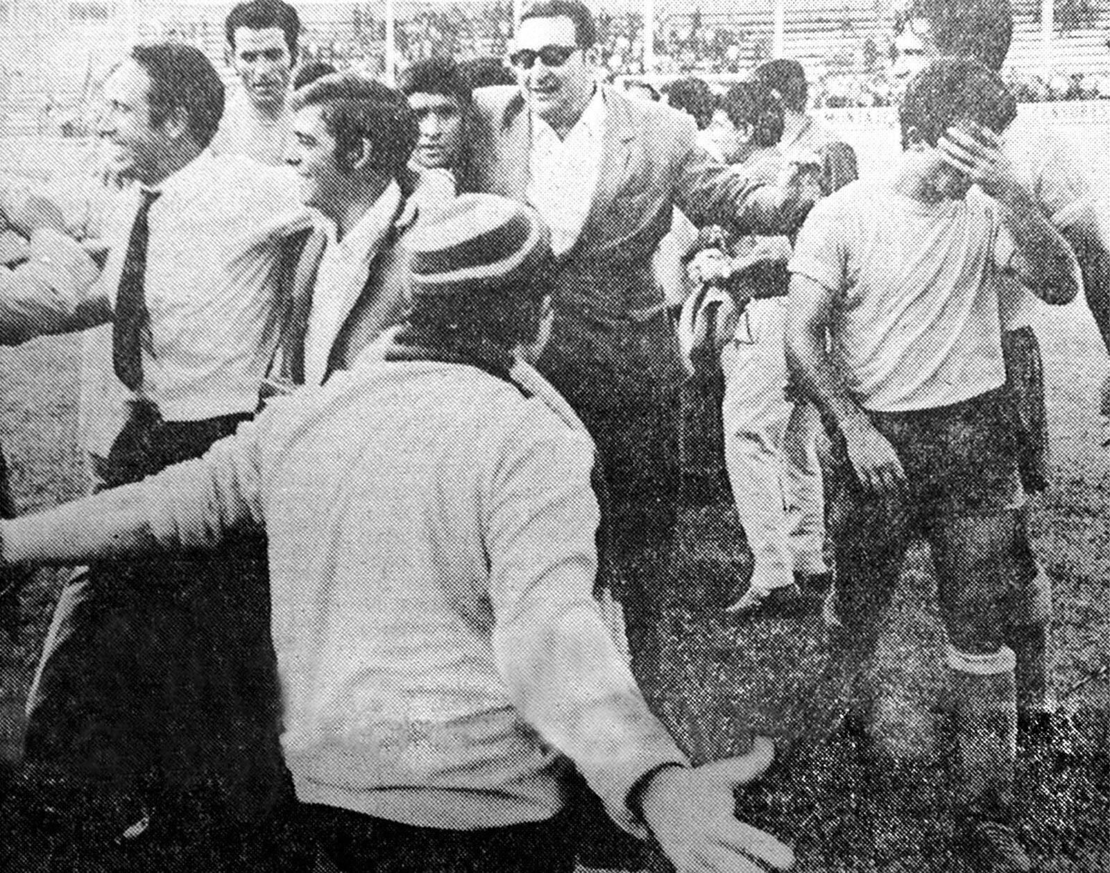Macarty, de espaldas, felicita a los jugadores y el entrenador tras el ascenso en Santander.
