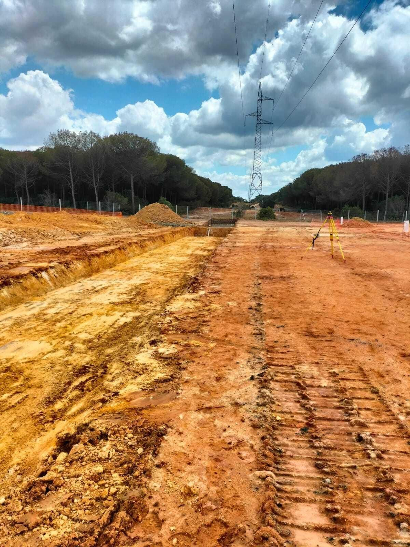 Las obras para canalizar el cable de alta tensión que cruza la pista del CEUS.