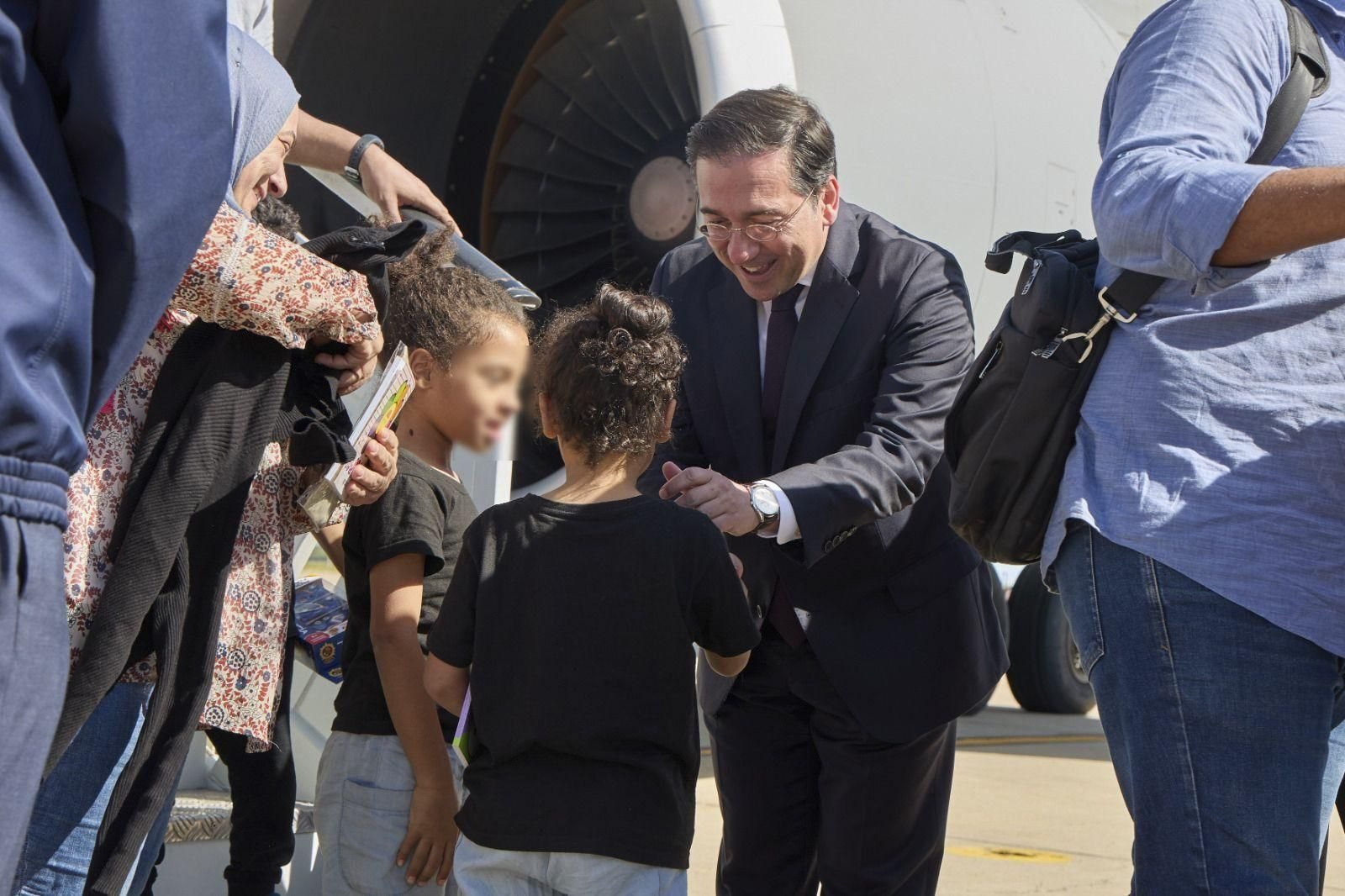 El ministro de Asuntos Exteriores, José Manuel Albares, recibe a las 72 personas evacuadas de Sudán. El ministro de Asuntos Exteriores, José Manuel Albares, recibe a las 72 personas evacuadas de Sudán.