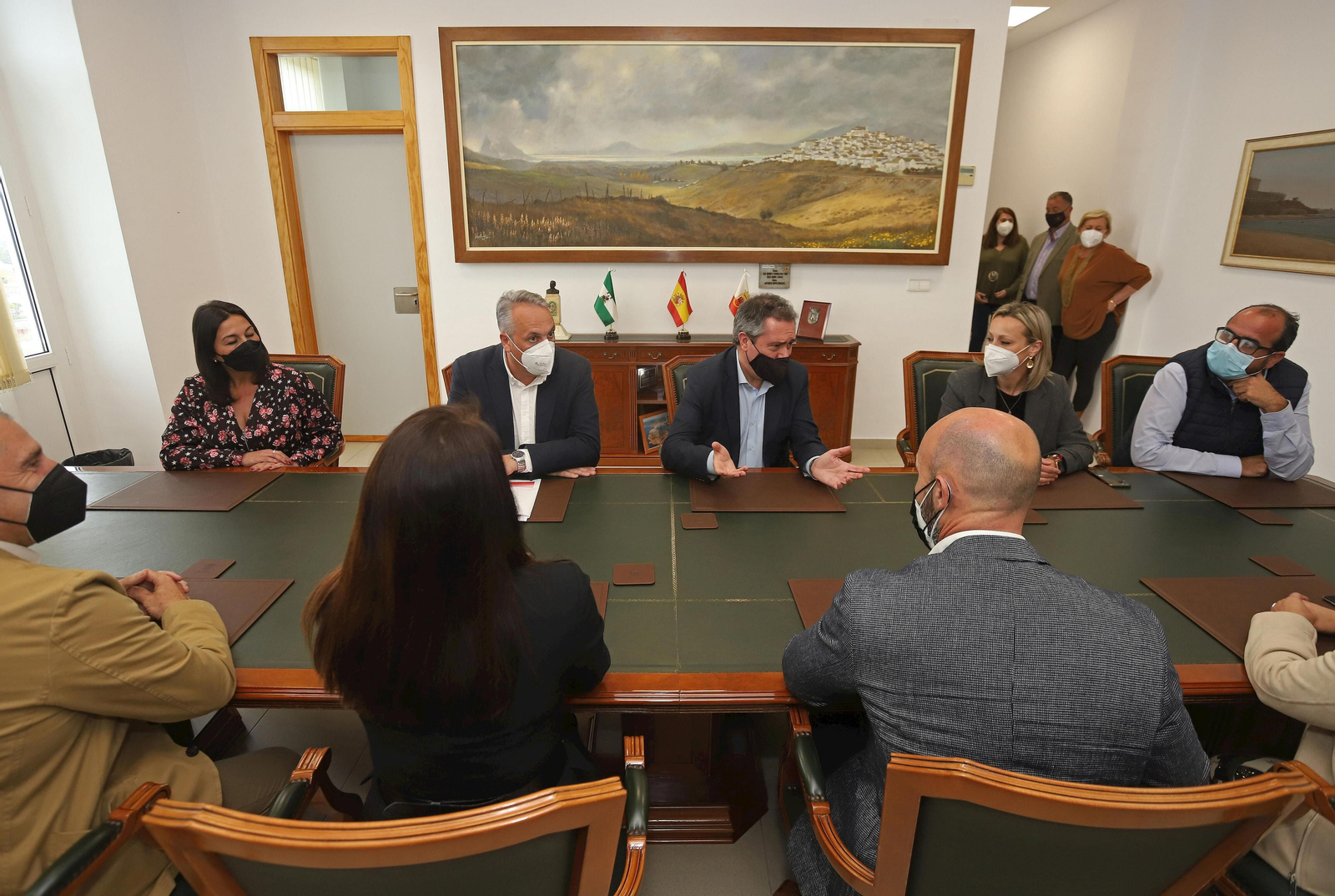 Juan Espadas, en el centro, dialoga con los ediles del Ayuntamiento de San Roque.