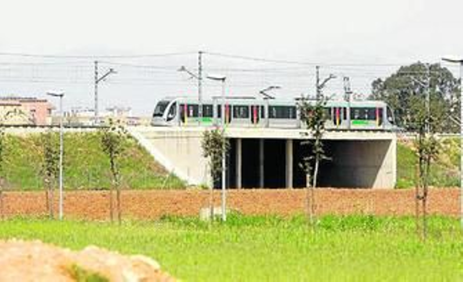 Un tren del Metro pasa sobre la futura estación Guadaíra.