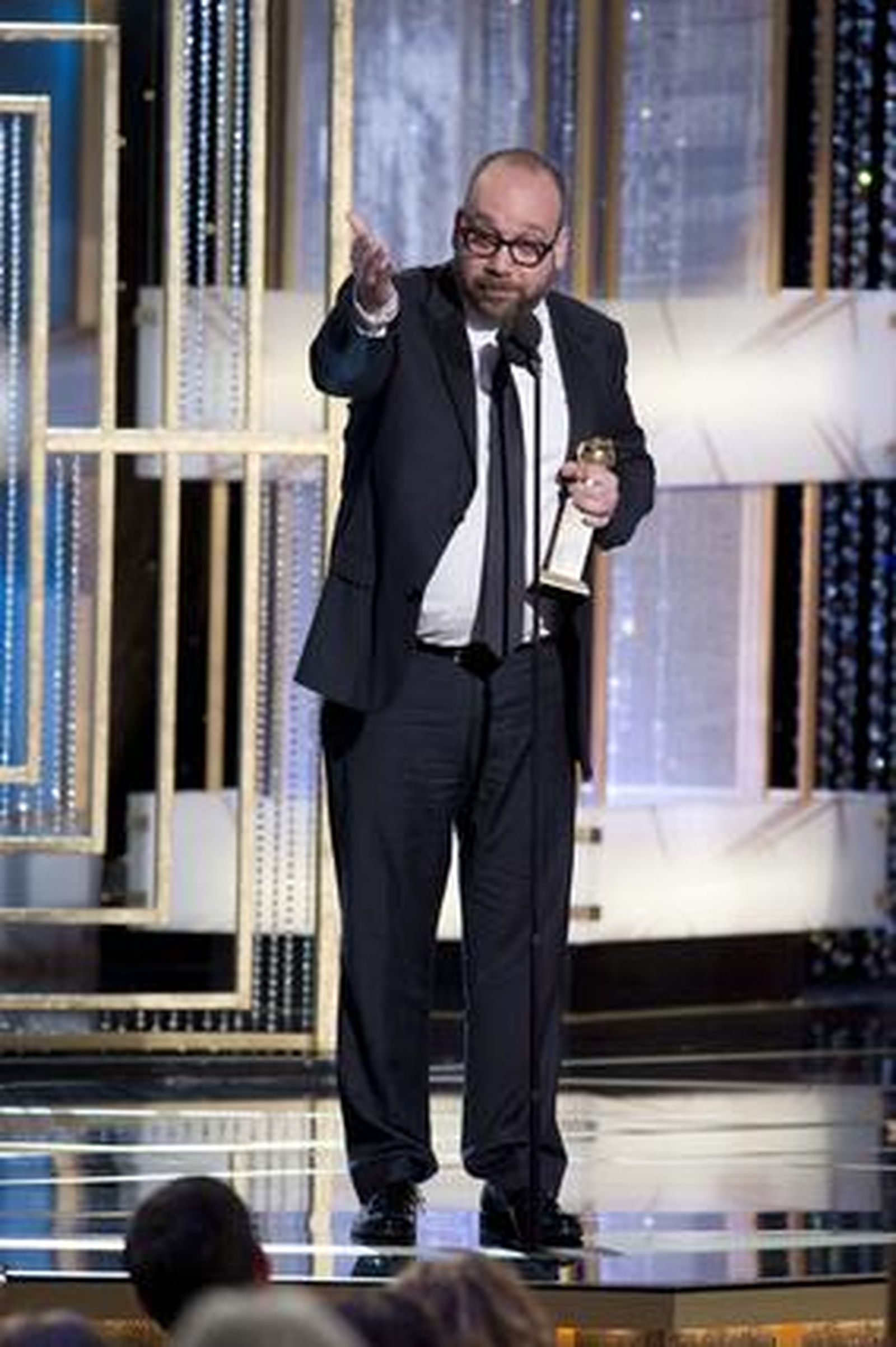 El actor Paul Giamatti recoge el Globo de Oro al Mejor Actor de Comedia por 'La versión de Barney'. / © HFPA · 68th Golden Globe Awards