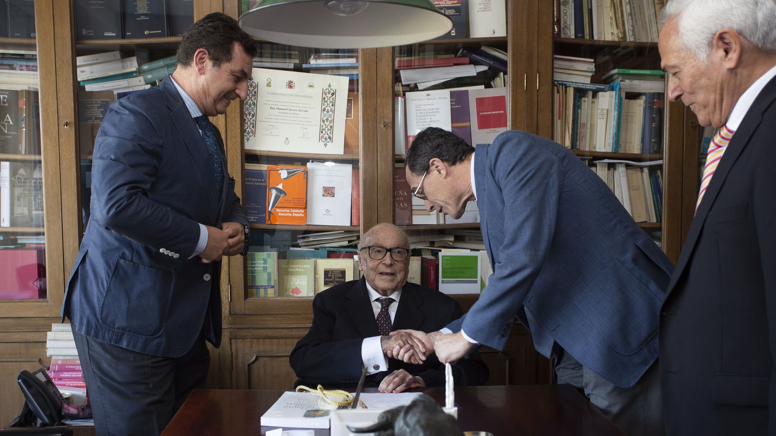 Manuel Clavero saluda a Ricardo Mena-Bernal.