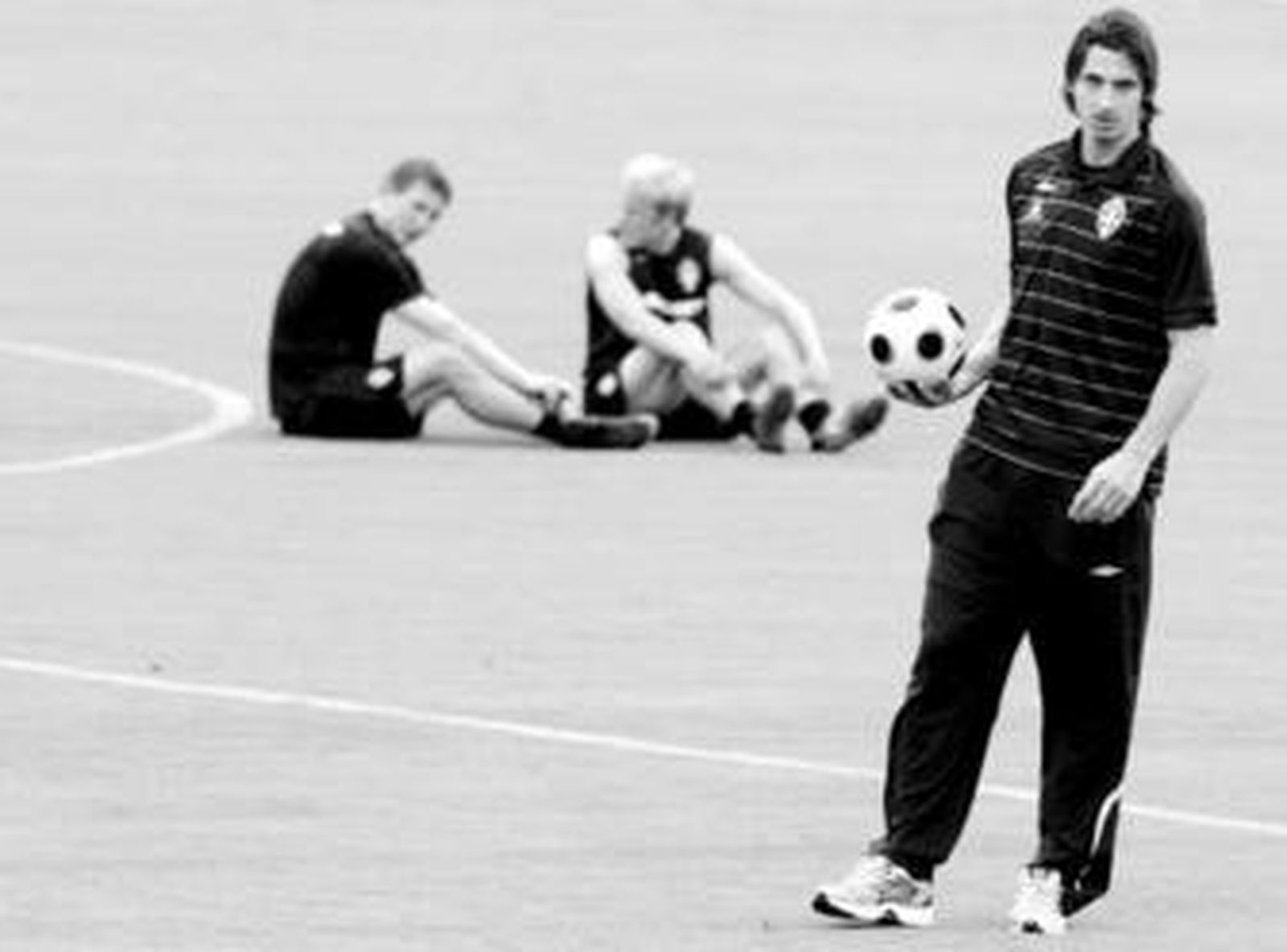 Zlatan Ibrahimovic sostiene un balón en su mano durante el entrenamiento de Suecia.