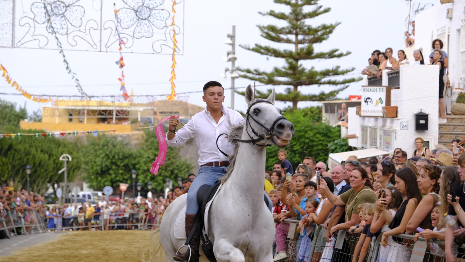 La popular carrera de cintas a caballo de las Fiestas de Mojácar, en imágenes