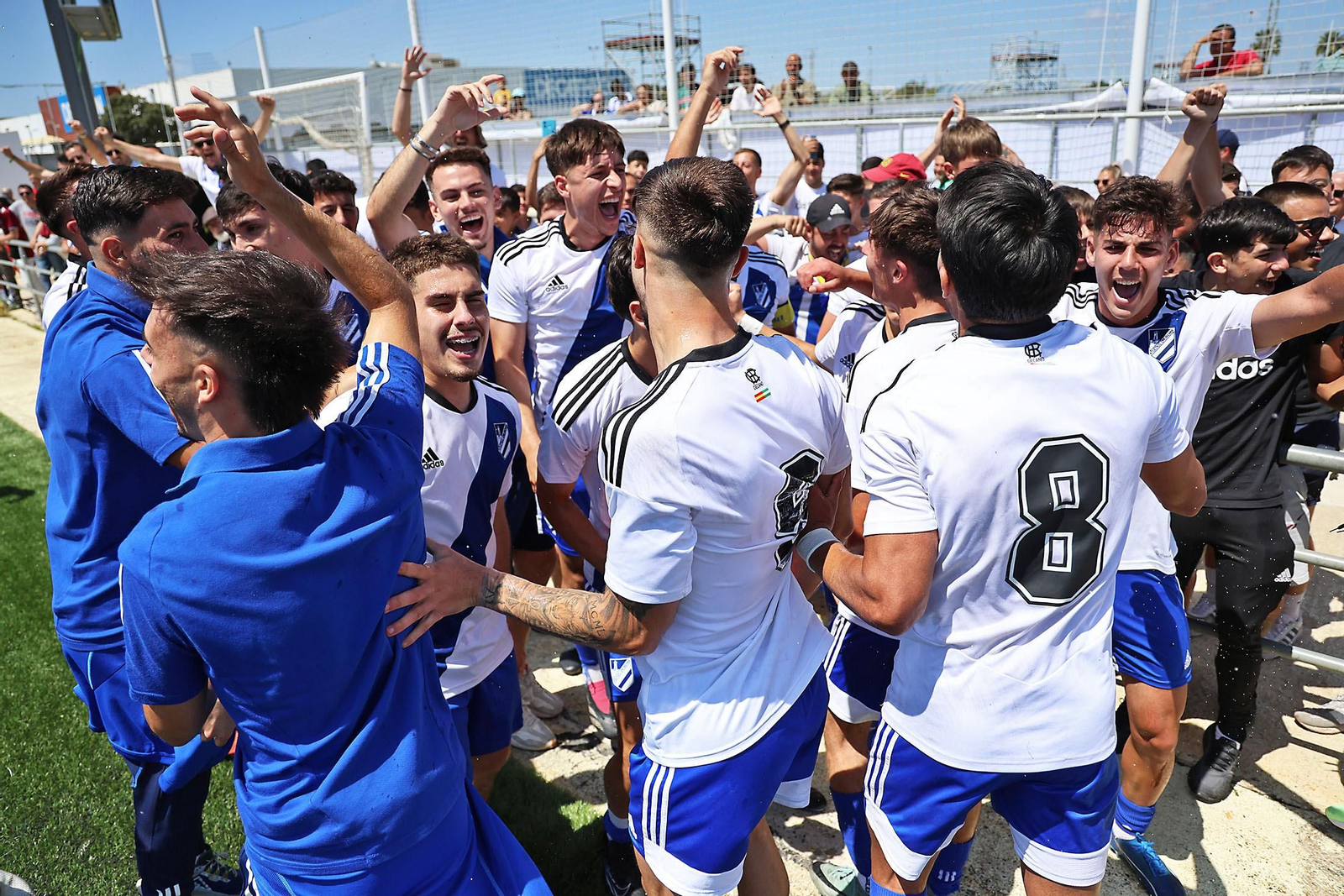 Imágenes del ascenso del Atlético Onubense a Tercera RFEF ante el Castilleja
