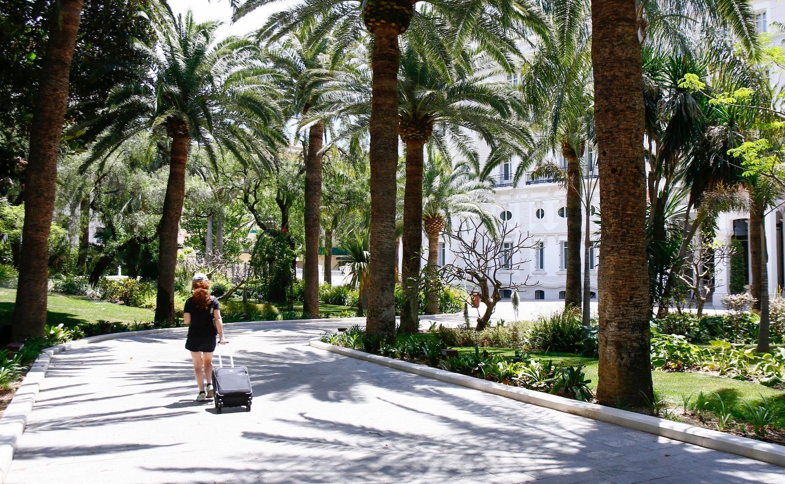 Una mujer se dirige el Gran hotel Miramar de Málaga