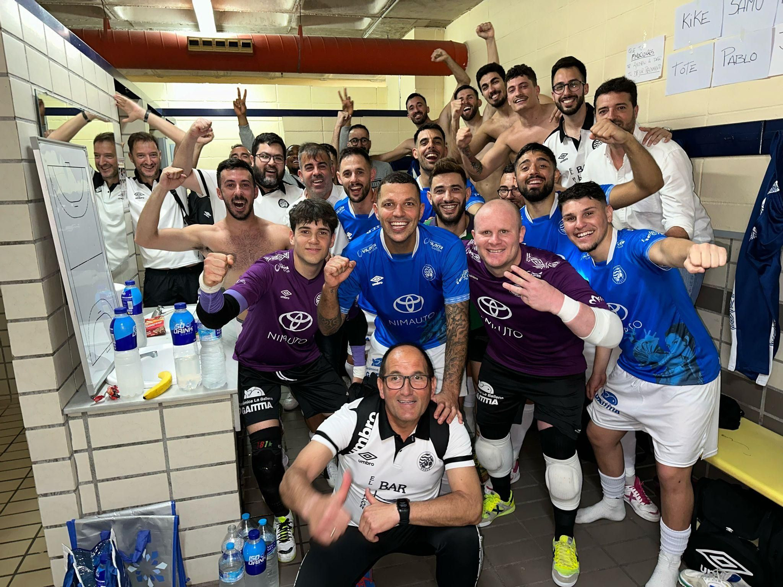 Técnicos y jugadores del Xerez Toyota celebran la goleada en Cádiz.