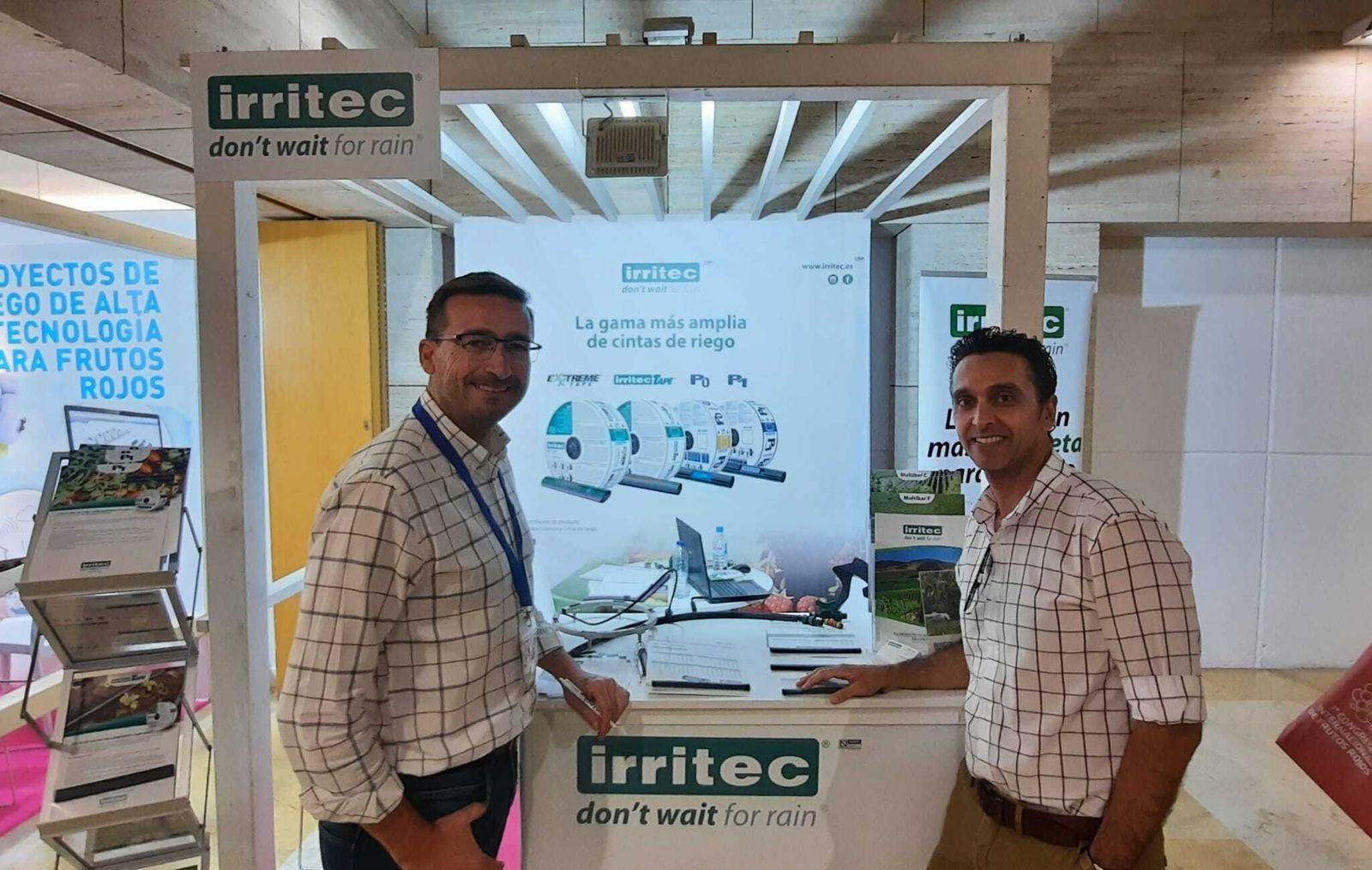 Más de medio centenar de empresas participan en el Congreso de Frutos Rojos