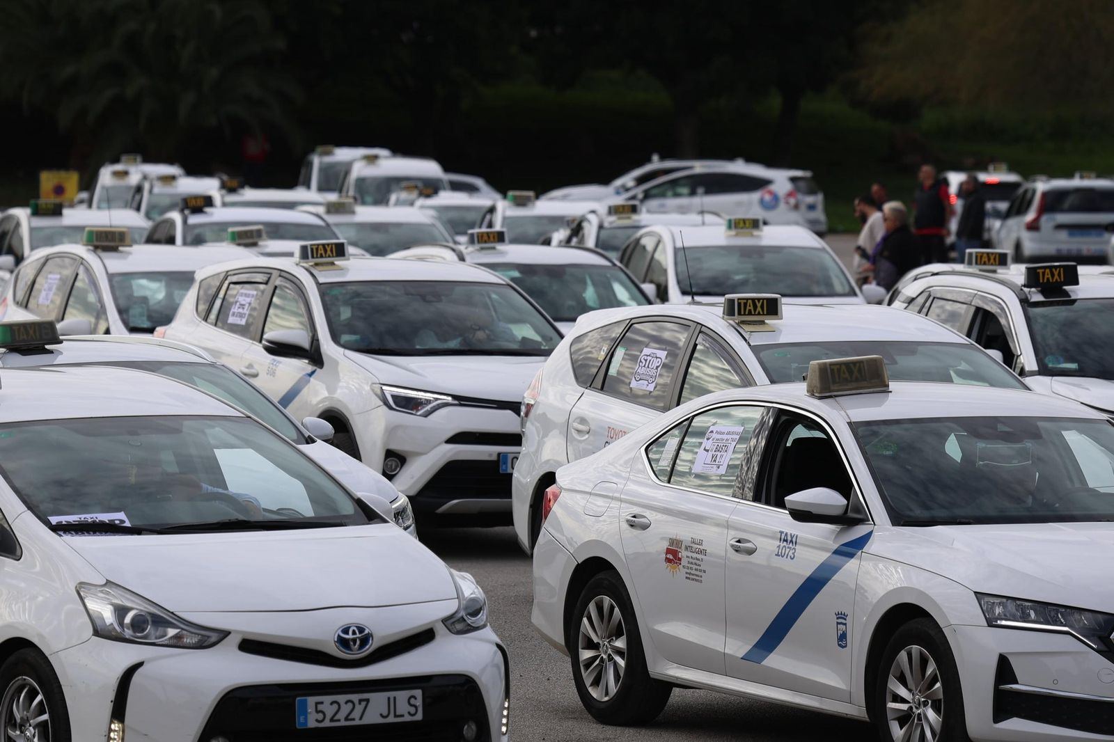 La huelga de taxistas en Málaga en imágenes