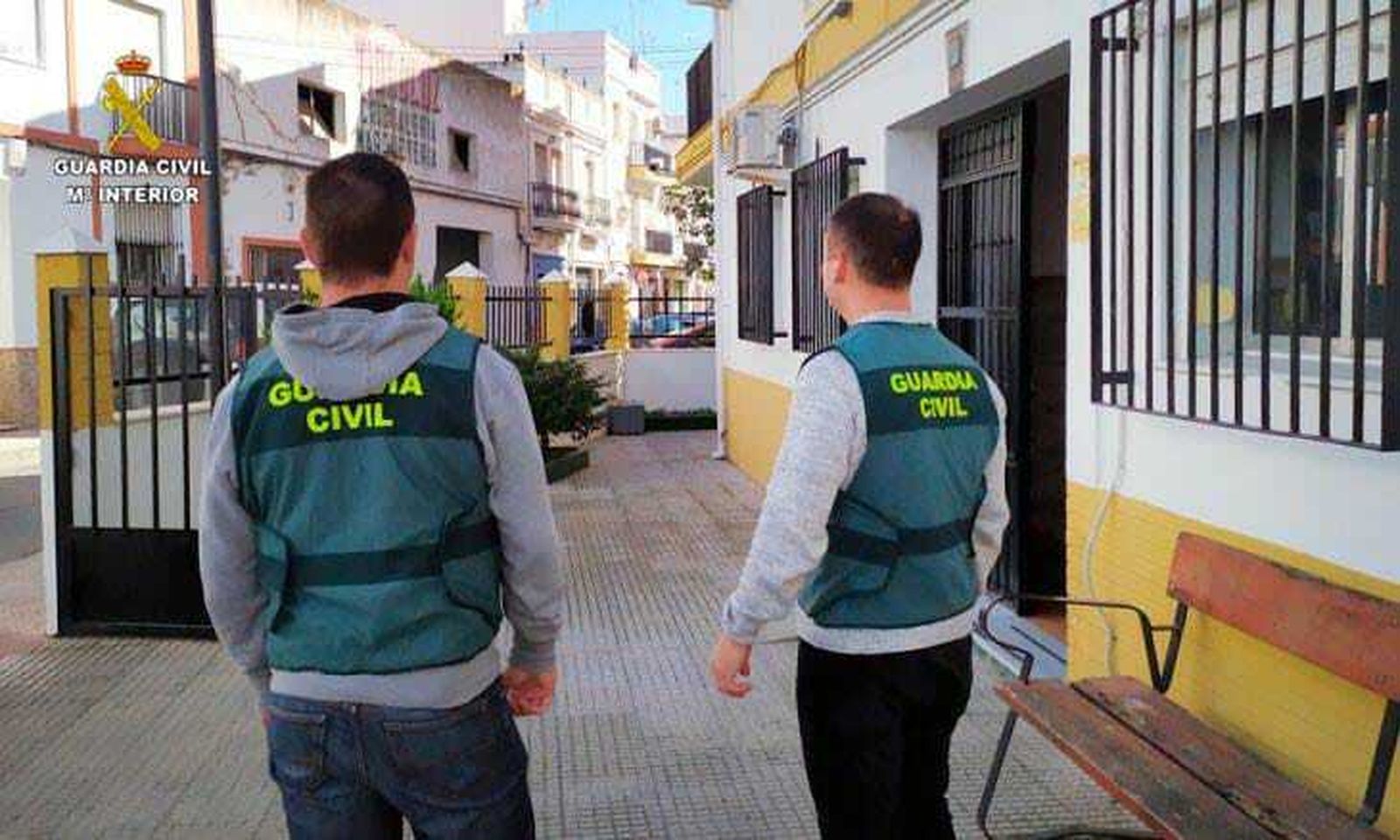 Agentes de la Guardia Civil de Isla Cristina.