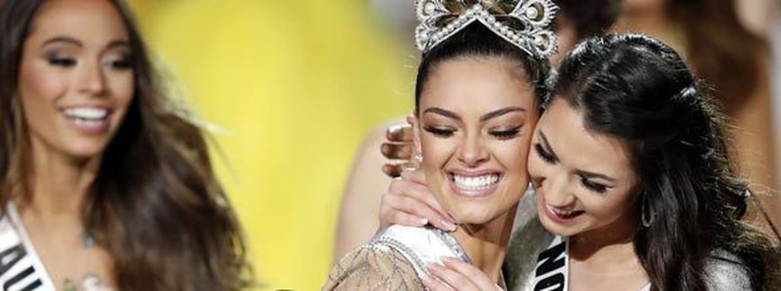 La francesa Iris Mittenaere corona a la nueva Miss Universo, Demi-Leigh Nel-Peters. / Paul Buck (Efe)