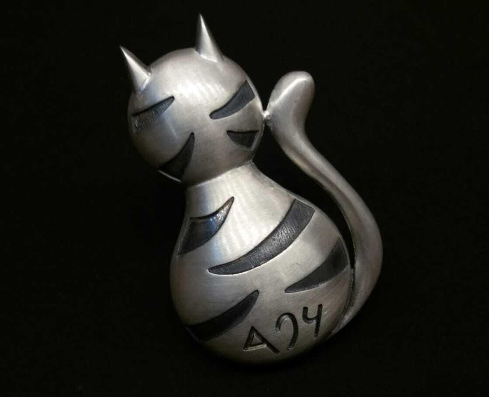 La joya de plata inspirada en un gato fenicio hallado en Gadir