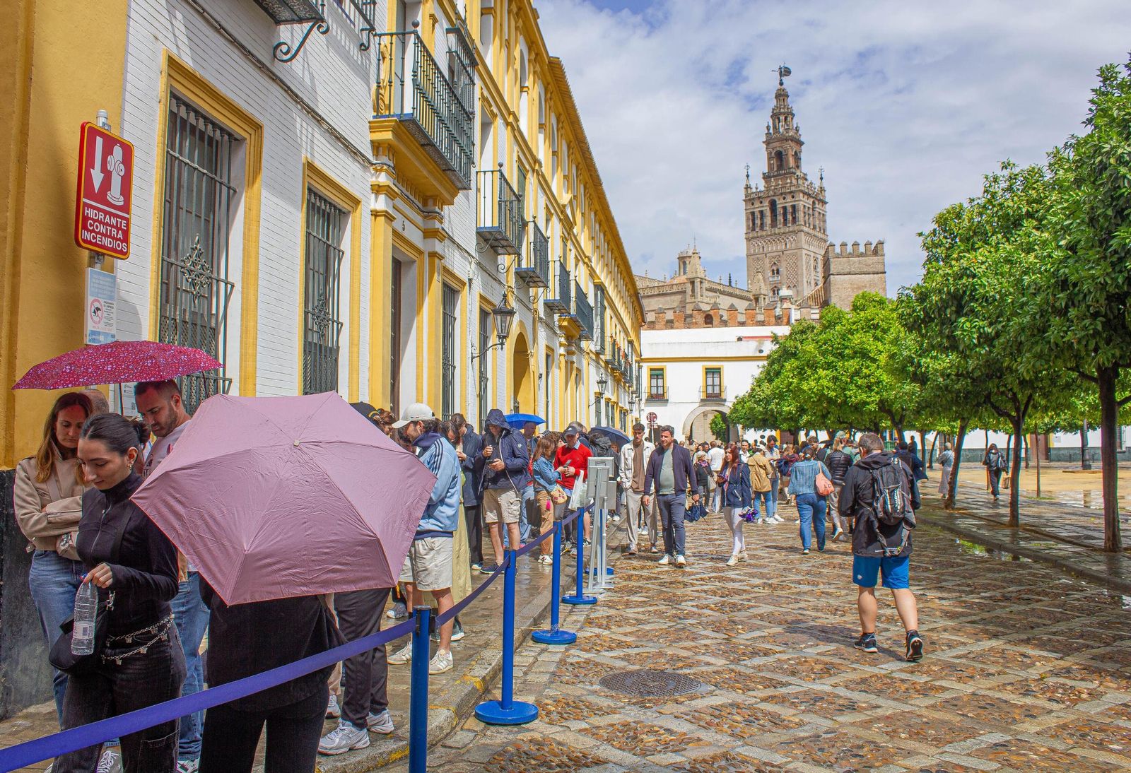 Las colas, ayer, se extendían por el Patio de Banderas.