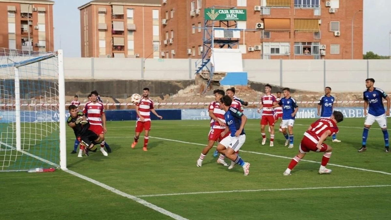 Acción del choque anterior que el Recreativo disputó en Linares.