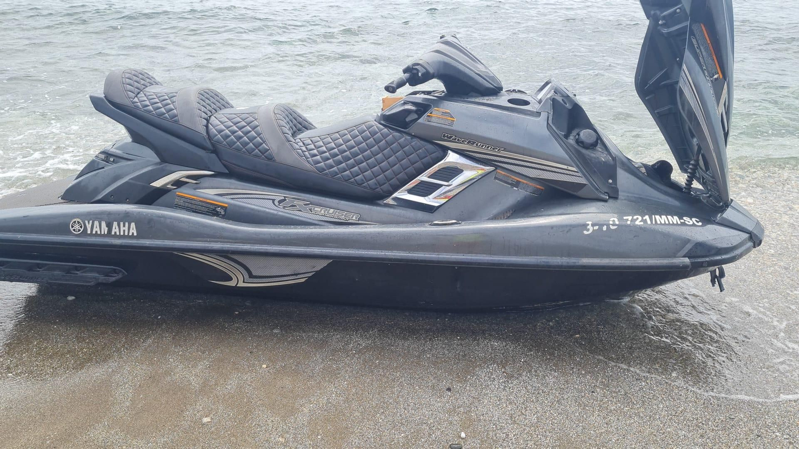 La moto de agua en la que llegaron dos inmigrantes a una playa de Mijas