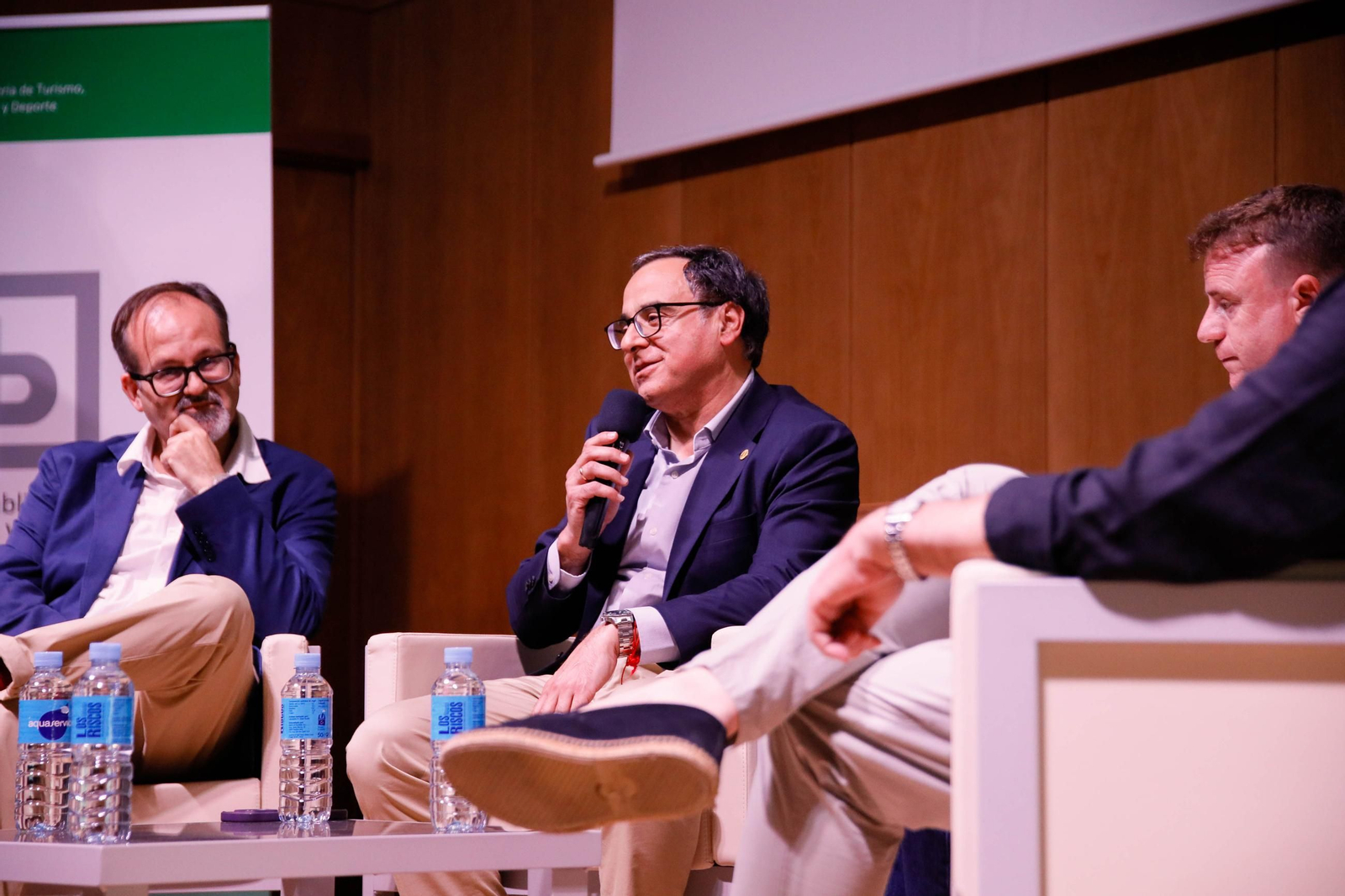 Imágenes de la presentación del documental "Almagrera, un sueño minero" en la biblioteca Villaespesa de Almería